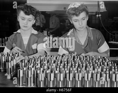 Due dei lavoratori di sesso femminile Ispezione motore aereo parti durante la II Guerra Mondiale, STATI UNITI D'AMERICA, Ann Rosener per ufficio di informazione di guerra, Agosto 1942 Foto Stock