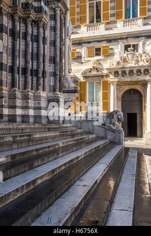 Lion statua della Cattedrale di San Lorenzo e il Duomo di Genova, liguria, Italy Foto Stock