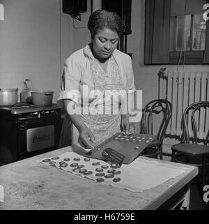 Biscotti di cottura dietiani al centro di cura del bambino, New Britain, Connecticut, Stati Uniti, Gordon Parks, STATI UNITI Ufficio delle informazioni di guerra, giugno 1943 Foto Stock