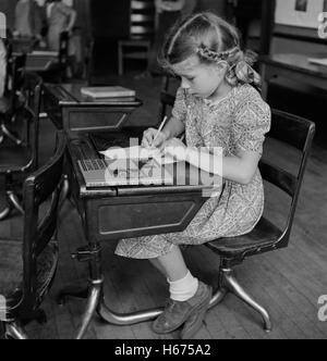 Ragazza giovane studia in classe, Southington, Connecticut, USA, Fenno Jacobs per ufficio di informazione di guerra, Maggio 1942 Foto Stock