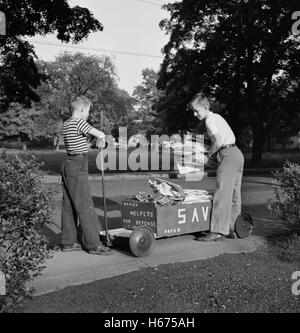 Two Boys Collecting Paper for War Conversion, Southington, Connecticut, USA, Fenno Jacobs, STATI UNITI Ufficio delle informazioni di guerra, maggio 1942 Foto Stock