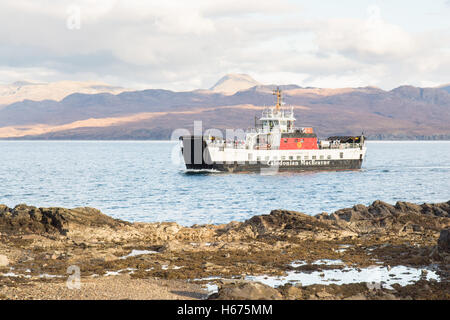 Caledonian MacBrayne (Calmac) ferry Loch Bhrusda arrivando a Armadale, Isola di Skye dopo aver attraversato il suono di Sleat da M . . Foto Stock