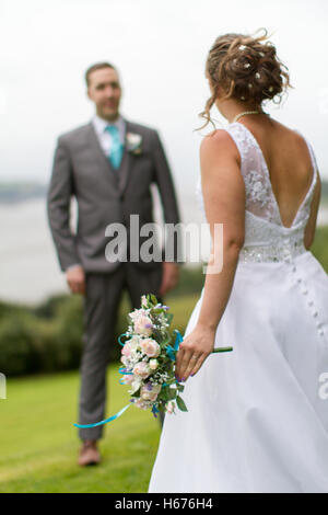 Sposi marito e moglie formale avente le foto scattate al loro luogo di nozze Foto Stock