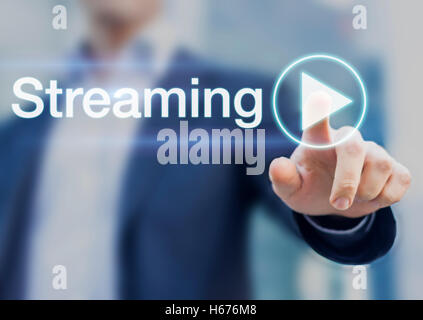 Streaming di dati multimediali concetto con il tasto PLAY sull'interfaccia digitale con una persona in background Foto Stock