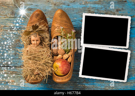 Il tempo di Natale due vintage photo frame, antichi Gesù Bambino e offerte sulla vecchia sullo sfondo di legno Foto Stock