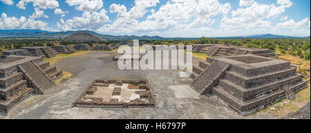 Il Plaza della luna e il Viale dei Morti con la Piramide del sole nella distanza. Foto Stock