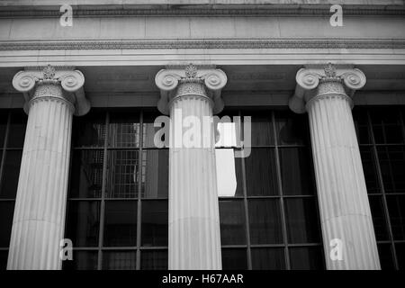 Tre colonne ioniche su edificio pubblico a Chicago Foto Stock