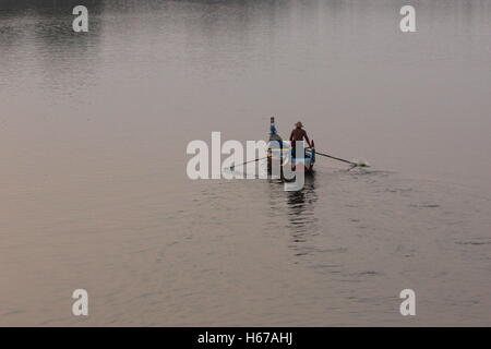 Pescatore sul lago Taungthaman Foto Stock