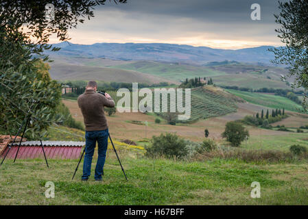 I fotografi in attesa dell'alba in Val d'Orcia, Toscana, Italia, Europa. Foto Stock