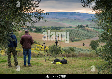 I fotografi in attesa dell'alba in Val d'Orcia, Toscana, Italia, Europa. Foto Stock