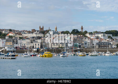 St Peter Port Guernsey, Isole del Canale, visto dal porto. Foto Stock