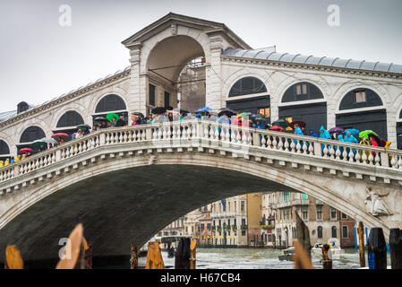 Il Ponte di Rialto (Ponte di Rialto) sul Canal Grande a Venezia città nella piovosa giornata d'autunno, Venezia, Italia e Europa Foto Stock