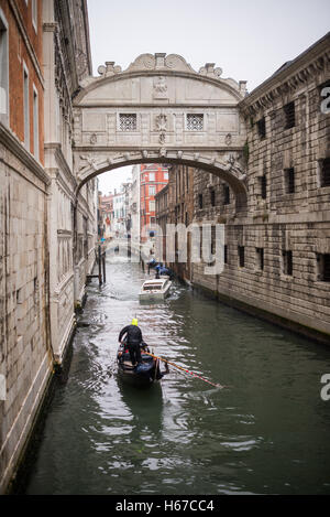 Gondole viaggiare accanto a Palazzo Ducale sotto il Ponte dei Sospiri (Ponte dei Sospiri), Venezia, Italia, UE, Europa Foto Stock