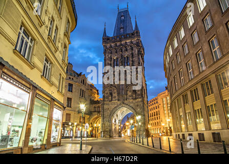 La Torre della Polvere - gotico medievale porta della città di Praga, Repubblica Ceca Foto Stock