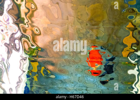 Piastrelle a specchio di distorcere l'immagine producendo un disegno astratto Foto Stock