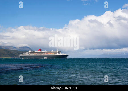 La Queen Mary 2 nave da crociera ormeggiata nel Canale di Beagle di fronte a Ushuaia città a Tierra del Fuego isola in Ushuaia, Argentina. Foto Stock