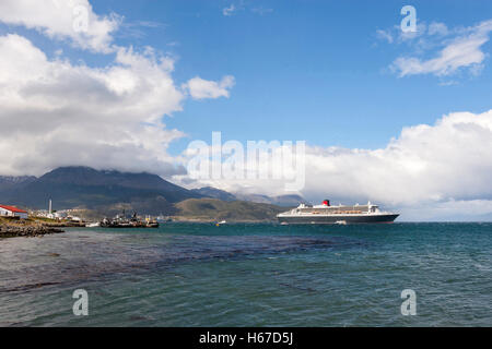 La Queen Mary 2 nave da crociera ormeggiata nel Canale di Beagle di fronte a Ushuaia città a Tierra del Fuego isola in Ushuaia, Argentina. Foto Stock