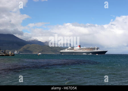 La Queen Mary 2 nave da crociera ormeggiata nel Canale di Beagle di fronte a Ushuaia città a Tierra del Fuego isola in Ushuaia, Argentina. Foto Stock