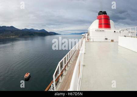 Il piano superiore del Queen Mary 2 nave da crociera ancorato nel Canale di Beagle su Tierra del Fuego isola in Ushuaia, Argentina. Foto Stock