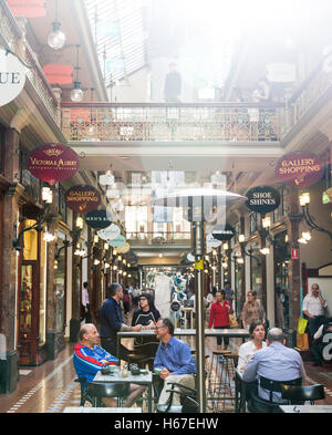 La gente di socializzare in The Strand Arcade, Sydney. Foto Stock