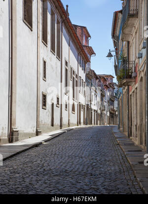 Vista lungo una vecchia strada di Braga, Portogallo Foto Stock