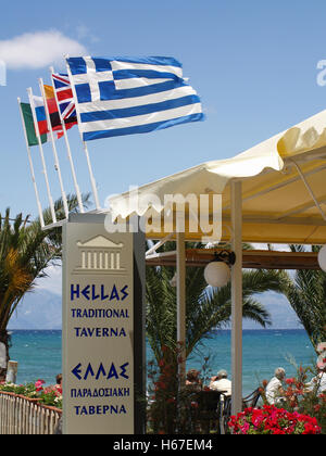 Bandiere sopra Hellas taverna tradizionale presso San Spiridione Beach, Corfu Grecia Foto Stock