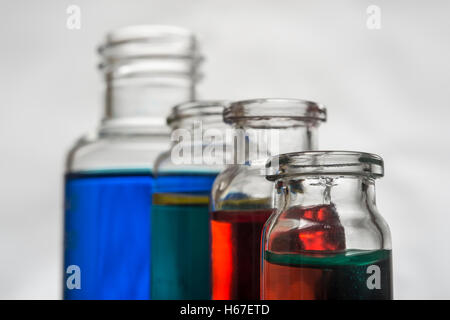 Set di bottiglie da laboratorio con liquido di colore Foto Stock