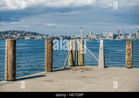 Vista sullo skyline di Seattle con Queen Anne Hill da Alki Beach. Foto Stock