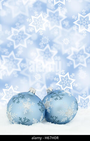 Scheda di Natale sfere baubles sfondo blu neve invernale decorazione deco Foto Stock