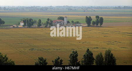 Panorama di campi coltivati nella vasta pianura padana in Italia centrale Foto Stock