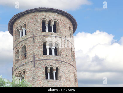 Antica torre campanaria di San Apollinare in Classe vicino alla città di Ravenna in Italia Foto Stock