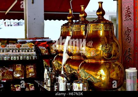 Urne cinesi di ottone di tisane o samovar fuori di una casa da tè a Chinatown, Singapore Foto Stock