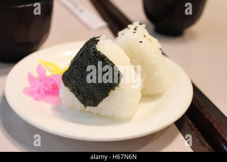 Palla di riso con alghe marine e sottaceti colorate al ristorante giapponese di Kyoto, Giappone Foto Stock