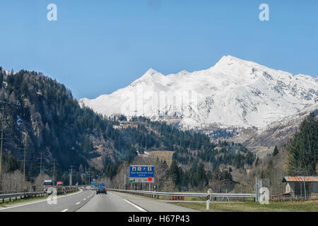 Circolazione su strada verso il Tunnel del San Gottardo nelle Alpi Svizzere Foto Stock