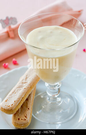 Zabaione, italiano dolce fatto di tuorli, lo zucchero e il vino Marsala servita con spugna dito biscotti Foto Stock