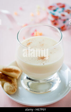 Zabaione, italiano dolce fatto di tuorli, lo zucchero e il vino Marsala servito con a forma di cuore i cookie Foto Stock