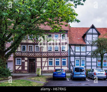 Hann. Münden, Bassa Sassonia, Germania. Centro storico tipico semi-case con travi di legno nella parte antica della città tedesca Foto Stock