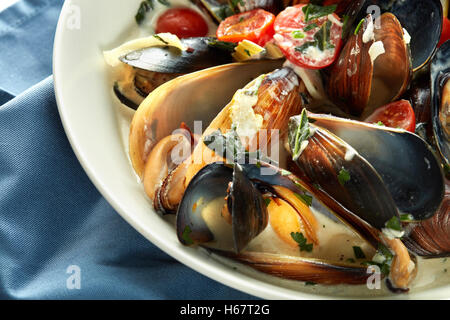 Piatto di cozze in salsa di aglio Foto Stock