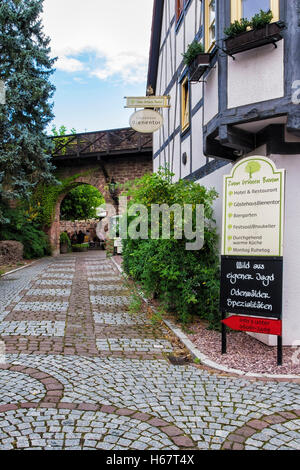 Zum Grünen Baum Ristorante e hotel, modellato strada di ciottoli e legno di costruzione del telaio. Michelstadt, Assia meridionale, Germania Foto Stock