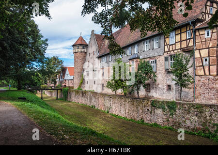 Inizio storico castello medievale a struttura mista in legno e muratura edificio con mura, ladro la torre e il fossato asciutto. Michelstadt, Hesse, Germania Foto Stock