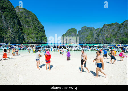 MAYA BAY, Tailandia - 12 novembre 2014: folle di visitatori per prendere il sole godetevi una gita di un giorno in barca a Maya Bay. Foto Stock