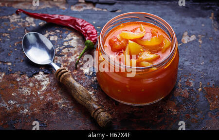 Decapare il bulgaro i peperoni in un vasetto di vetro. Messa a fuoco selettiva Foto Stock