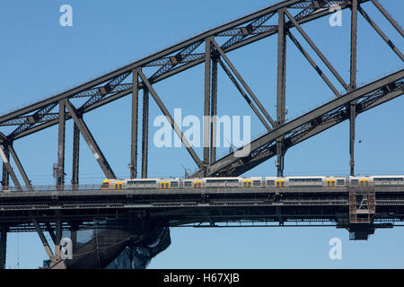 Sydney treno che viaggia attraverso il Ponte del Porto di Sydney, Nuovo Galles del Sud, Australia Foto Stock