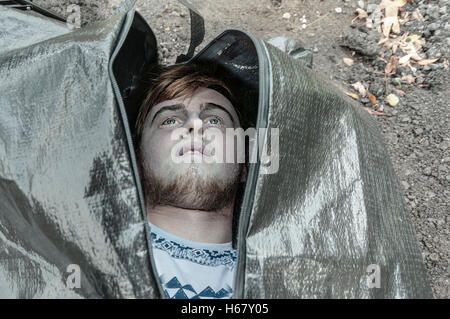 Il corpo di un giovane uomo dentro un sacco di corpo in procinto di essere compresso fino. Foto Stock