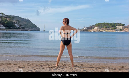 Una donna nel suo tardi anni quaranta su una spiaggia di Soller, Maiorca Foto Stock