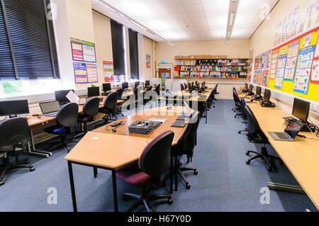 Computer di classe in una moderna scuola di grammatica Foto Stock