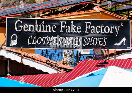 Sign in una città turca denominata "Genuine Fake Factory' di vendita di merci contraffatte clothese, borse e scarpe. Foto Stock