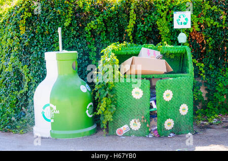 Il centro di riciclaggio con un contenitore in plastica ed un contenitore coperto in erba artificiale per renderla più attraente Foto Stock