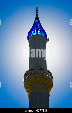 Sun dietro il minareto della moschea. Foto Stock