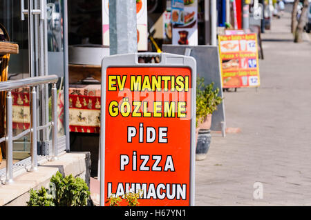 Telaio a firmare il sentiero al di fuori di un bagno turco di fast food pubblicità pide (Turkish Pizza), pizze e Lahmacun Foto Stock